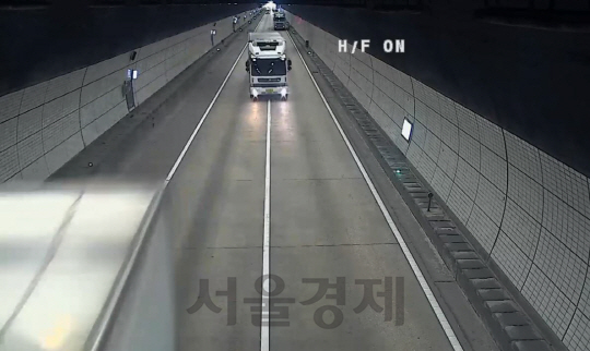12월 1일부터 중부내륙고속도로 상주터널에 차로변경 위반 차량에 대한 자동적발 시스템이 설치돼 운영된다.(사진은 차로변경 자동 촬영 장면)
