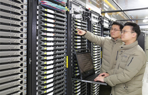 한국과학기술정보연구원(KISTI) 연구진이 ‘빅데이터 익스프레스’ 탑재 전송 서버를 살피고 있다. /사진제공=KISTI