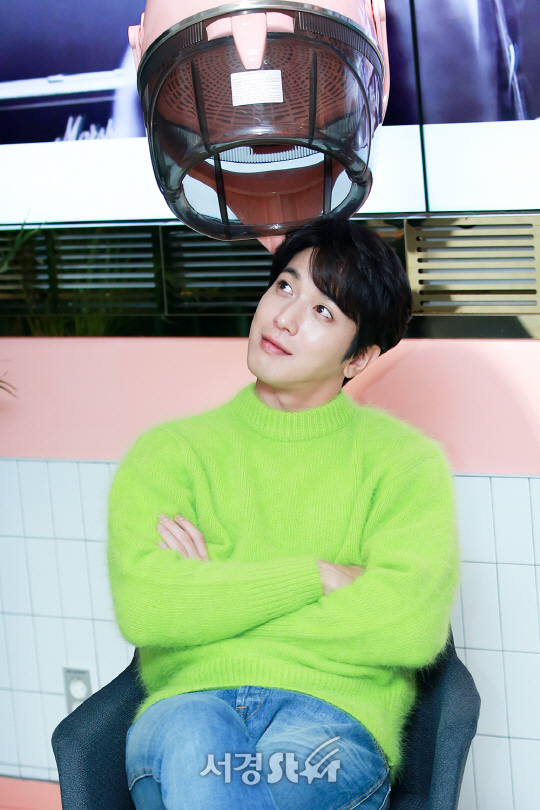 배우 정용화가 15일 오후 서울 중구 한 카페에서 JTBC 금토드라마 ‘더 패키지’ 종영 인터뷰에 앞서 포토타임을 갖고 있다.
