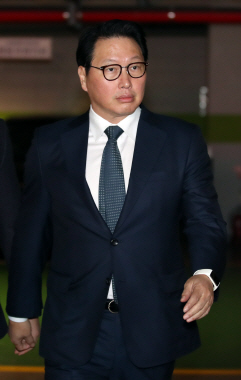 최태원 SK 회장이 15일 서울가정법원에서 열린 이혼조정절차 첫 조정기일에 출석하고 있다. /연합뉴스