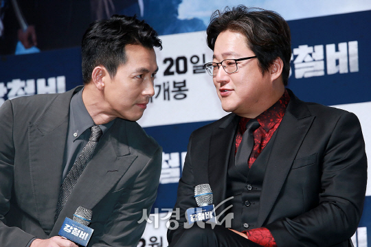 배우 정우성과 곽도원이 15일 오전 서울 강남구 압구정 CGV에서 열린 영화 ‘강철비’ 제작보고회에 참석했다.