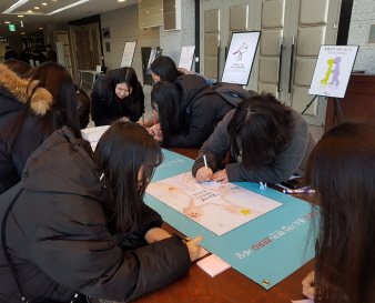 취업을 준비하고 있는 동일여자상업고등학교 2학년 학생들이 15일 서울 마포구 상암동 중소기업DMC 타워에서 열린 ‘제6회 성장기업포럼’에 참석해 ‘중소기업’으로 4행시를 짓고 있다./백주연기자
