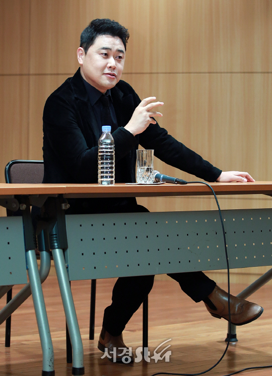 테너 박지민이 15일 오전 서울 종로구 문호아트홀에서 열린 오페라 콘체르탄테 ‘람메르무어의 루치아’ 기자간담회에 참석해 취재진의 질문에 답변을 하고 있다.