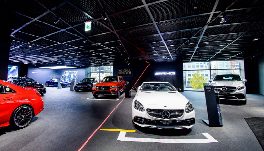 메르세데스벤츠코리아가 세계 최초의 디지털 쇼룸으로 15일 서울 도산대로에 오픈한 청담 전시장에 고성능차인 AMG 차량이 전시돼 있다. 이 전시장은 실제 차량이 없이도 디지털 기술을 통해 모든 차종과 선택 사양을 체험할 수 있도록 꾸몄다. /사진제공=메르세데스벤츠코리아