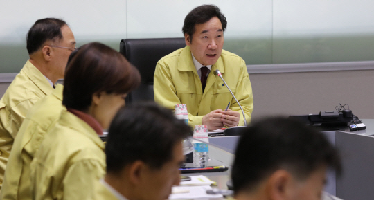 포항에서 지진이 발생한 15일 오후 이낙연 총리가 정부서울청사 중앙재난안전상황실에서 대책회의를 하고 있다./연합뉴스