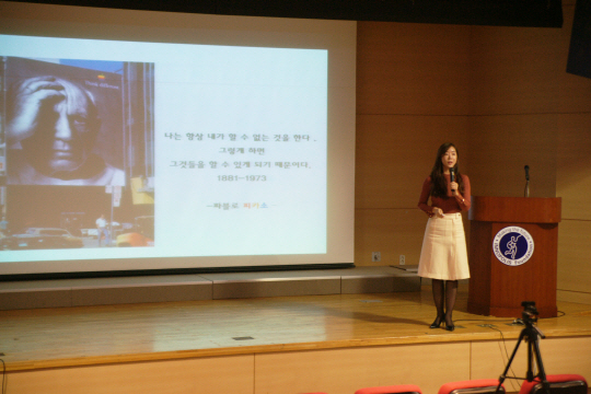 열린아트랩 박아영 대표가 ‘세계명화여행, 예술가의 시선을 훔치다’라는 주제로 특강을 하고 있다. 사진제공=연구개발특구진흥재단