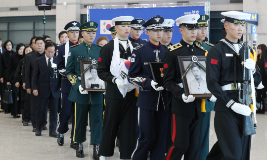 15일 중국과 미국에 각각 안장돼 있던 이여송 순국선열과 임성실 애국지사의 유해가 인천 국제공항에 도착해 봉영식을 마치고 봉송되고 있다. 이번 독립유공자 봉영식은 지난 8월 문재인 대통령의 유해봉송 의전 격상 결정에 따라 이낙연 국무총리가 직접 주관한다./이호재기자