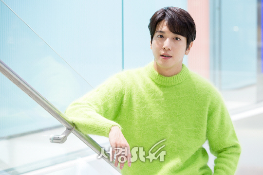 배우 정용화가 15일 오후 서울 중구 한 카페에서 JTBC 금토드라마 ‘더 패키지’ 종영 인터뷰에 앞서 포토타임을 갖고 있다.