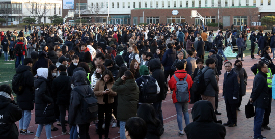 15일 지진으로 포항 북구 흥해읍의 한동대에서 건물 붕괴와 균열이 발생하자 학생들이 운동장에 대피해 있다. /연합뉴스