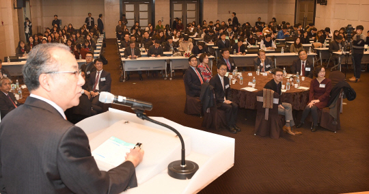 15일 서울경제신문 주최로 상암동 중소기업DMC타워 에서 열린 제6회 성장기업포럼에 강연자로 참석한 한정화 한양대학교 교수가 행복한 중소기업 만들려면 의 주제로 강연을 하고 있다./이호재기자