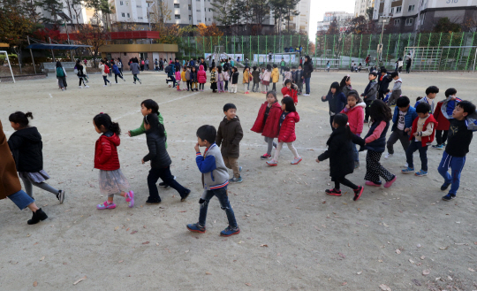 15일 오후 대구시 동구 봉무초등학교에서 학생들이 지진으로 인해 운동장으로 대피하고 있다./연합뉴스