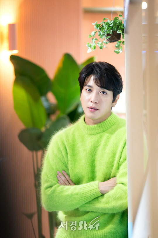 배우 정용화가 15일 오후 서울 중구 한 카페에서 JTBC 금토드라마 ‘더 패키지’ 종영 인터뷰에 앞서 포토타임을 갖고 있다.