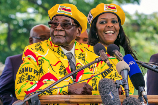 로버트 무가베(왼쪽) 짐바브웨 대통령과 부인 그레이스 여사가 이달 8일(현지시간) 지지자들 앞에서 연설하고 있다. /AFP연합뉴스