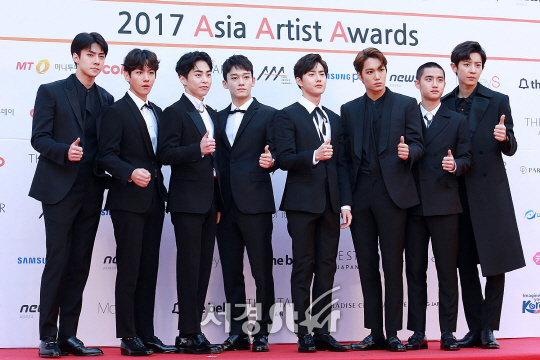 엑소(EXO) 멤버들이 15일 오후 서울 송파구 잠실실내체육관에서 열린 ‘2017 Asia Artist Awards’(2017 아시아 아티스트 어워즈, 이하 ‘AAA’) 행사에 참석했다.