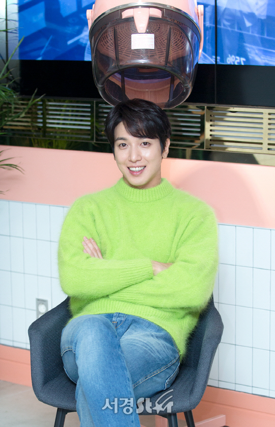 배우 정용화가 15일 오후 서울 중구 한 카페에서 JTBC 금토드라마 ‘더 패키지’ 종영 인터뷰에 앞서 포토타임을 갖고 있다.