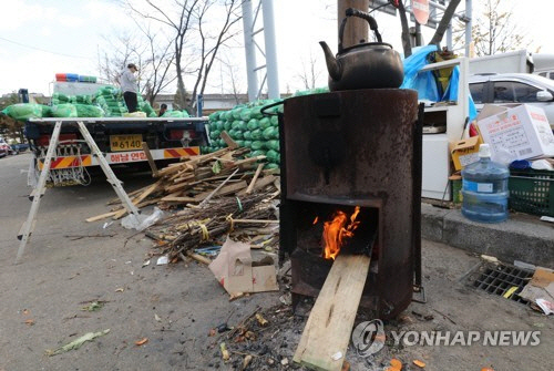 추위가 찾아온 15일 오후 인천 삼산농수산물센터에 난로가 놓여 있다./연합뉴스