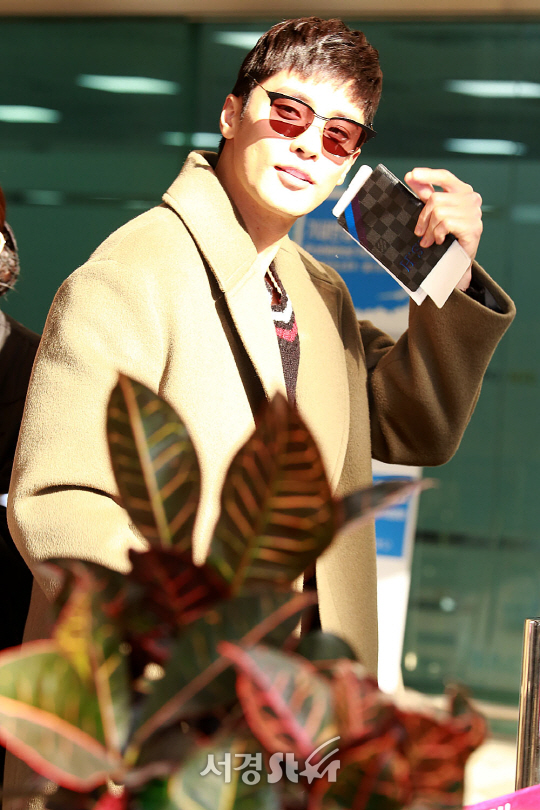 배우 성훈이 16일 오전 서울 강서구 방화동 김포국제공항을 통해 일본 팬미팅 참석차 일본으로 출국하고 있다.