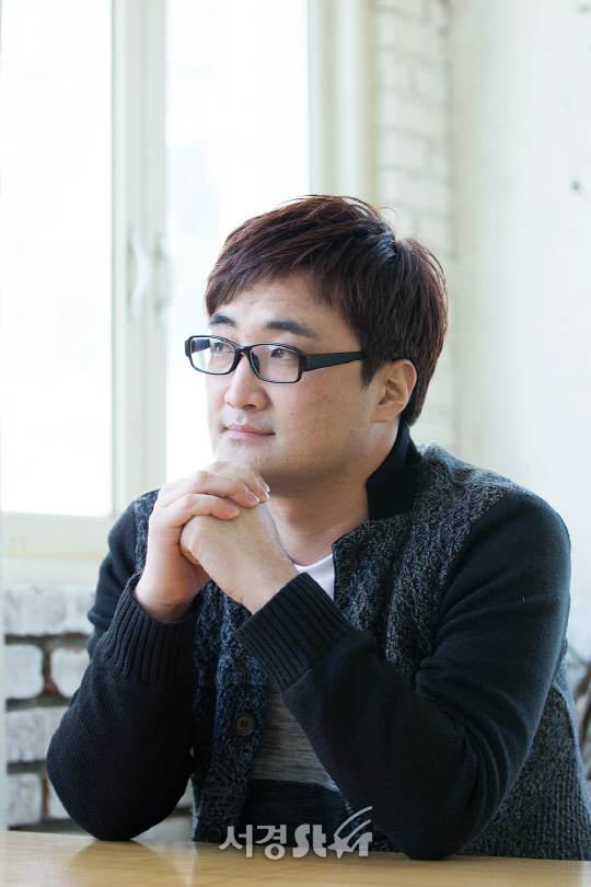 영화 ‘꾼’을 연출한 장창원 감독이 16일 오전 서울 종로구 한 카페에서 서경스타와의 인터뷰에 앞서 포토타임을 갖고 있다.