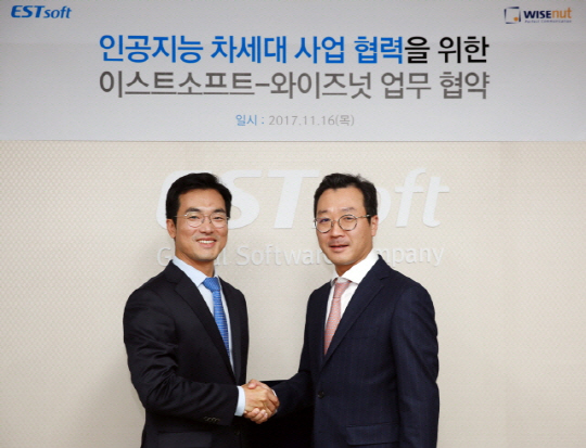 정상원(왼쪽) 이스트소프트 대표와 강용성 와이즈넛 대표가 서울 서초구 이스트소프트 사옥에서 ‘AI 차세대 사업 협정’을 체결하고 있다./사진제공=이스트소프트