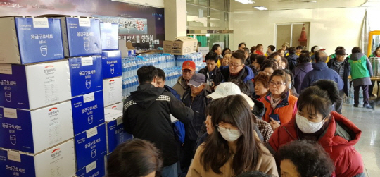 포항 흥해 체육관에 대피해 있는 시민들이 구호물품을 받고 있다. /연합뉴스