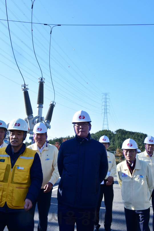 조환익(앞줄 가운데) 한국전력공사 사장이 16일 포항 지진 진원지 인근에 있는 흥해변전소 등 주요 전력설비를 점검하고 있다. / 사진제공=한국전력