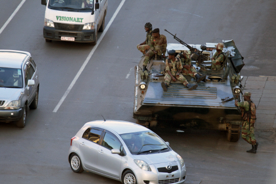 군부가 실권을 잡은 15일(현지시간) 짐바브웨 수도 하라레에서 군인들이 도로 위의 차량을 통제하고 있다. /하라레=AP연합뉴스