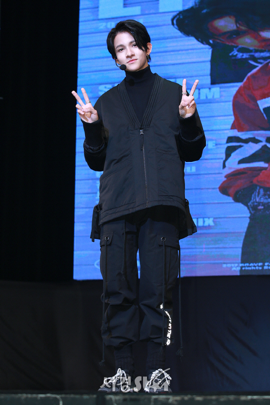 가수 사무엘(Samuel)이 16일 오후 서울 광진구 예스24 라이브홀에서 열린 첫 번째 정규앨범 ‘아이 캔디(EYE CANDY)’ 발매 기념 쇼케이스에 참석하고 있다.