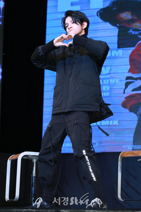 가수 사무엘(Samuel)이 16일 오후 서울 광진구 예스24 라이브홀에서 열린 첫 번째 정규앨범 ‘아이 캔디(EYE CANDY)’ 발매 기념 쇼케이스에 참석하고 있다.