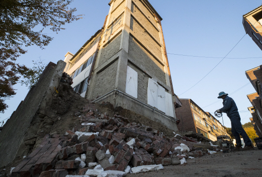 지진이 발생한 지 하루가 지난 16일 오후 포항 북구의 한 다세대 주택 외벽이 무너져내려 골목에 쌓여 있다. / 연합뉴스