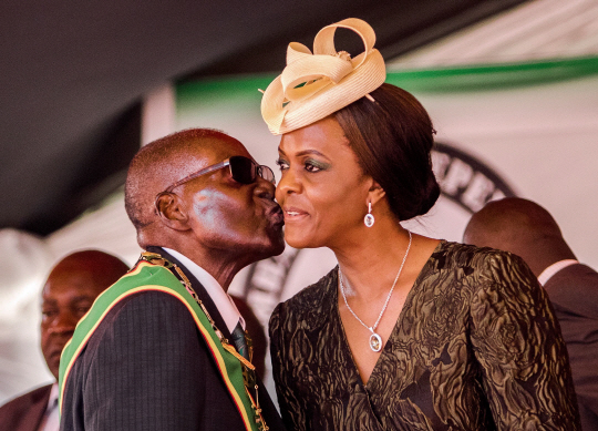 짐바브웨 독재자 무가베, 사퇴 거부...“임기 마치겠다”