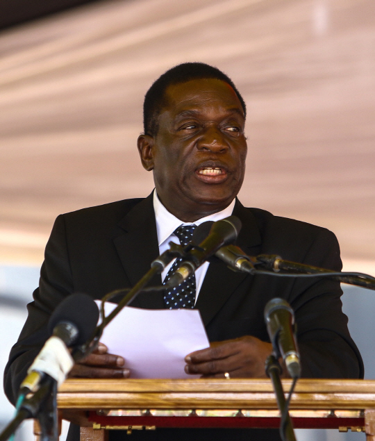 짐바브웨 독재자 무가베, 사퇴 거부...“임기 마치겠다”