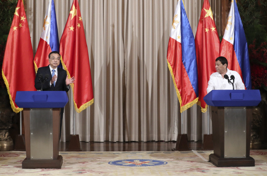 리커창(왼쪽) 중국 총리와 로드리고 두테르테 필리핀 대통령이 15일(현지시간) 공동기자회견을 하고 있다. /마닐라=신화연합뉴스