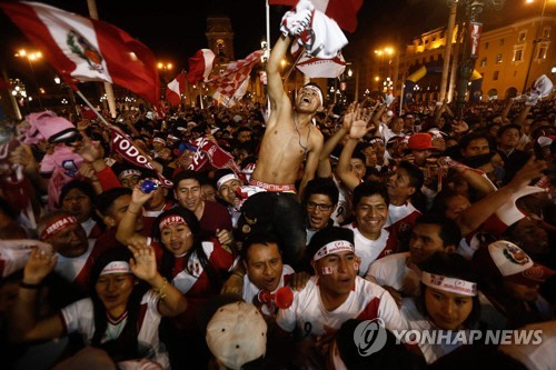월드컵 본선 진출이 확정되자 환호하는 페루 사람들/AFP=연합뉴스