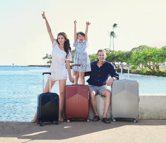 '흥부자 가족, 하와이로'…전소미, 아빠·여동생과 브랜드 모델