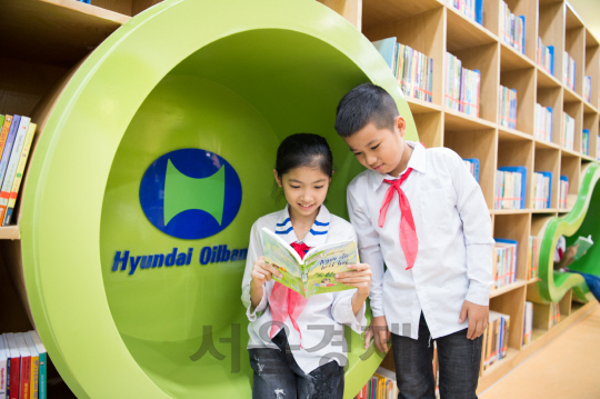 현대오일뱅크 1% 나눔재단은 한-베트남 수교 25주년을 맞아 베트남 하노이 국립중앙도서관에  어린이문화도서관을 건립했다고 17일 밝혔다. 베트남 어린이가 도서관에 비치된 책을 읽고 있다. /사진제공=현대오일뱅크