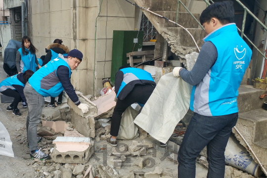 SPC그룹 직원들이 경북 포항시 지진 피해 현장에서 복구 지원활동을 벌이고 있다. /사진제공=SPC그룹