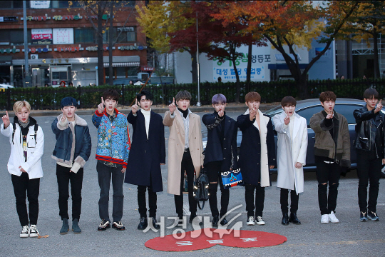 워너원 멤버들이 17일 오전 서울 영등포구 여의도동 KBS 신관 공개홀에서 진행된 KBS ‘뮤직뱅크’ 리허설에 참석하기위해 출근하고 있다.