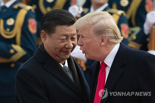 중국을 방문한 도널드 트럼프 미국 대통령(오른쪽)이 9일(현지시간) 베이징 인민대회당 앞에서 열린 환영식에서 시진핑 중 국가주석과 얘기를 나누고 있다. /연합뉴스