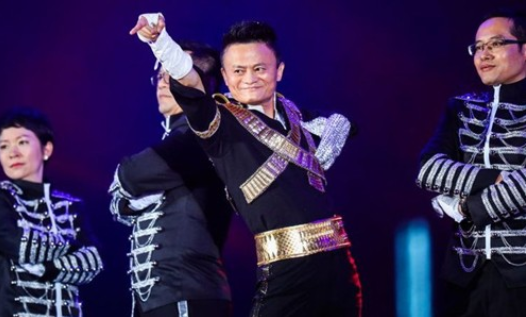 지난 9월8일 중국 항저우시에서 열린 알리바바그룹 18주년 기념행사에서 마이클 잭슨 복장을 하고 춤을 추고 있는 마윈 회장.  /트위터 캡쳐