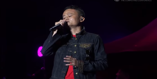 지난 10월11일 중국 항저우시 윈치대회 뮤직페스티벌에서 노래를 부르고 있는 마윈 알리바바 회장. /유튜브 캡쳐