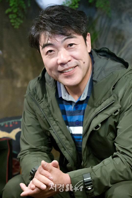 배우 이원종이 17일 오후 서울 마포구 한 카페에서 포토타임을 갖고 있다.
