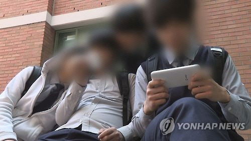 국가인권위원회는 학교 안에서 학생의 휴대전화 사용을 전면 금지하는 것은 통신의 자유 침해라고 판단했다. /연합뉴스