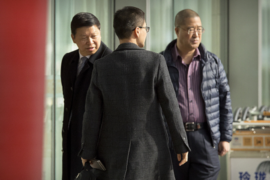 Song Tao, left, the head of China‘s ruling Communist Party’s International Liaison Department, arrives at Beijing Capital International Airport in Beijing, Friday, Nov. 17, 2017. Chinese state media said Song would travel to Pyongyang on Friday to report on the party‘s national congress held last month. Song would be the first ministerial-level Chinese official to visit North Korea since October 2015. (AP Photo/Mark Schiefelbein)      <저작권자(c) 연합뉴스, 무단 전재-재배포 금지>