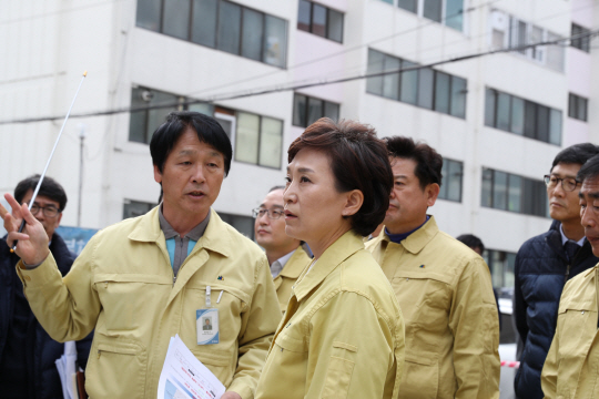 김현미 국토교통부 장관이 17일 포항을 방문해 지진 피해 현장을 둘러보고 있다. /사진제공=국토교통부