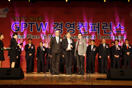 힐케 얀센(가운데) 벤츠 파이낸셜 서비스 코리아 대표가 GPTW 코리아가 개최한 ‘대한민국 일하기 좋은 100대 기업’ 및 ‘존경받는 CEO 대상’에서 상을 받고 활짝 웃고 있다./사진제공=벤츠 파이낸셜 서비스 코리아