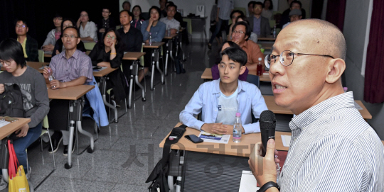 지난 9월 20일 저녁 서울 도서관에서 서울경제신문 백상경제연구원 주최로 열린 ‘퇴근길 인문학’ 네번째 연사 서현 교수가 ‘도서관과 권력자들’을 주제로 강연하고 있다./송은석기자