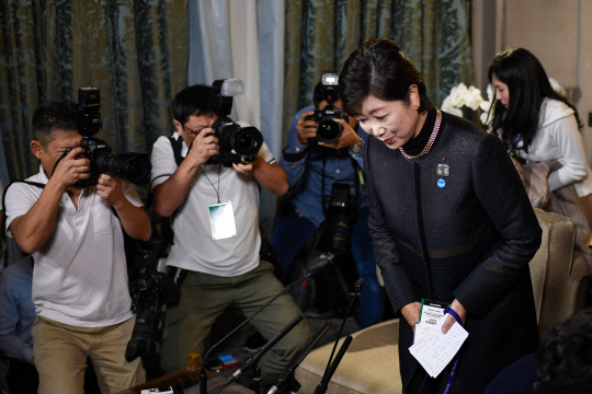 고이케 유리코 일본 도쿄도지사가 중의원 선거일인 지난달 22일 프랑스 파리에서 총선 패배를 인정하고 고개를 숙이고 있다. 고이케 지사는 선거일에 일본을 지키지 않아 논란이 일었다. /파리=AFP연합뉴스