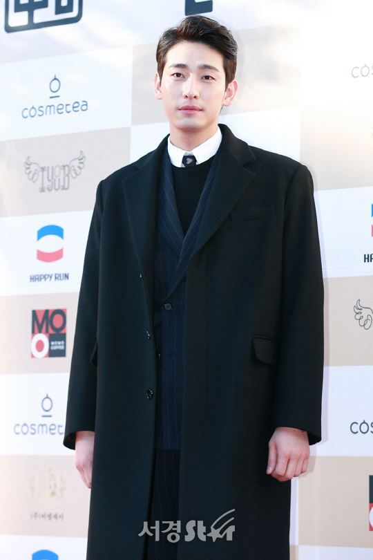 배우 윤박이 18일 오후 서울 중구 명보아트홀에서 개최된 제1회 신필름 예술영화제 개막식에 참석해 포토타임을 갖고 있다.
