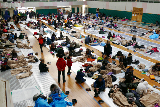 포항 지진 피해자들이 체육관에 마련된 임시 거처에서 생활하고 있다. /사진=서울경제DB