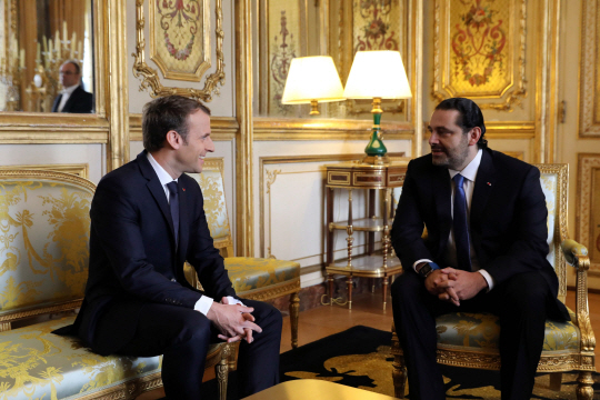 French President Emmanuel Macron (L) and Saad Hariri, who announced his resignation as Lebanon‘s prime minister while on a visit to Saudi Arabia, meet for talks at the Elysee Palace on November 18, 2017 in Paris.   Hariri, who made a shock resignation announcement on November 4 and has since fended off claims he was being held in Saudi Arabia against his will, was also due to have lunch with Macron. / AFP PHOTO / POOL / -      <저작권자(c) 연합뉴스, 무단 전재-재배포 금지>